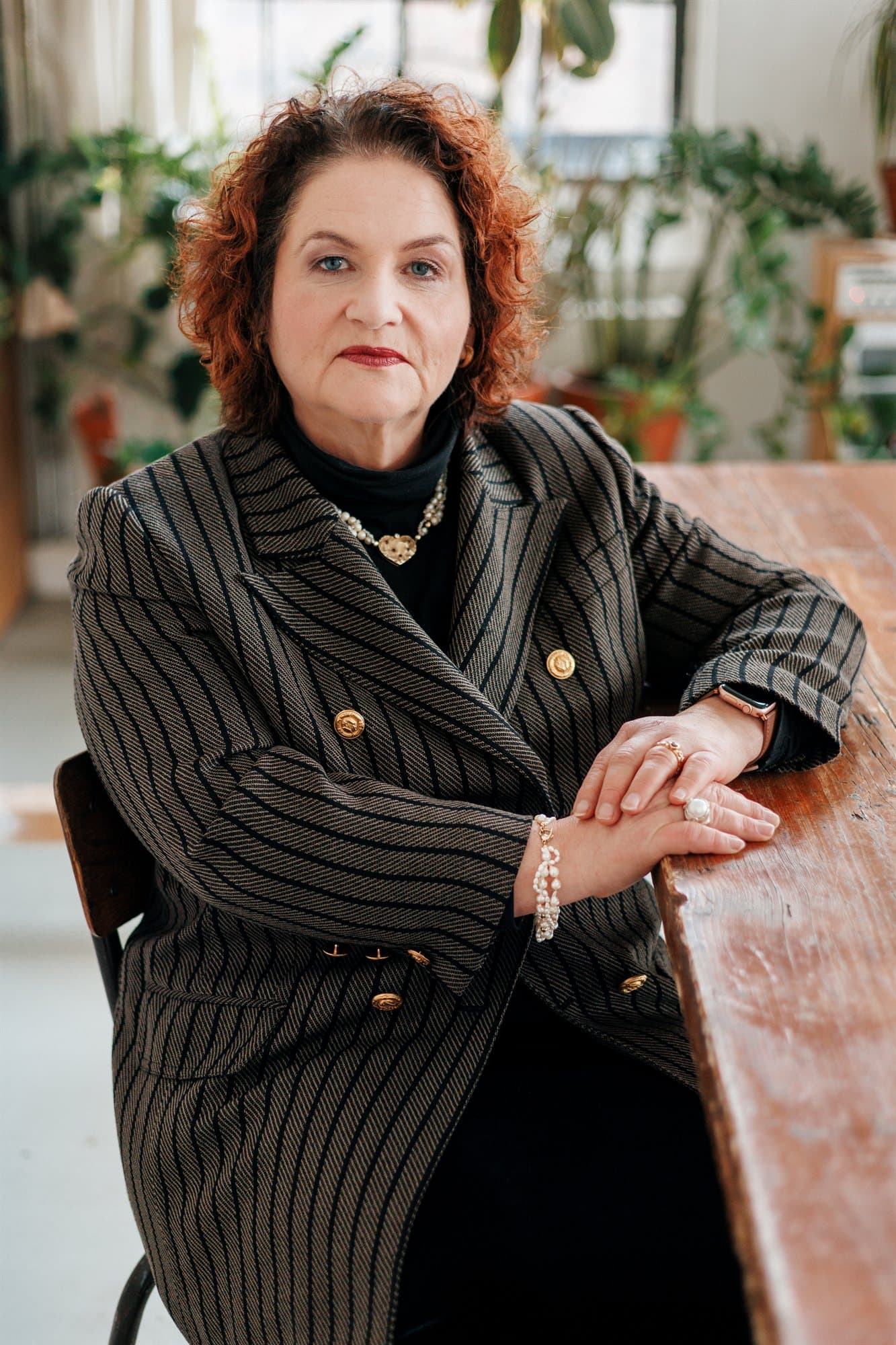 Adelheid D. Kieper an ihrem Arbeitstisch, zugewandt und offen